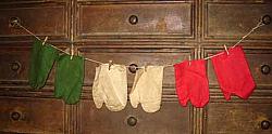 CT474 Red/Cream/Green Mittens Hanging To Dry