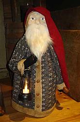CT547 Santa Holding Lantern