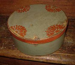 MO319 Green & Red Stenciled Round Box